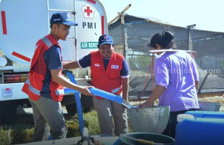 PMI Pamekasan Partisipasi Distribusikan Air Bersih Gratis