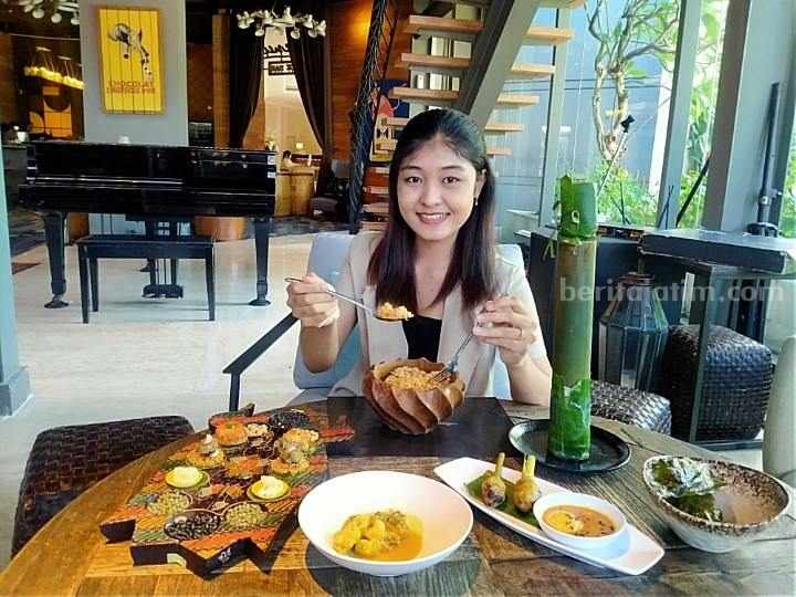 Pengunjung tampak menikmati menu hidangan Exquisite Dinner di The Avenue Lounge & Bar, Java Paragon Hotel & Residences di Surabaya, Selasa (22/8/2023).
