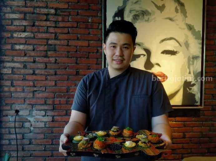 Mac Gyver, owner restoran AKAR Jakarta tunjukkan salah satu menu hidangan untuk program Exquisite Dinner di The Avenue Lounge & Bar, Java Paragon Hotel & Residences di Surabaya, Selasa (22/8/2023).