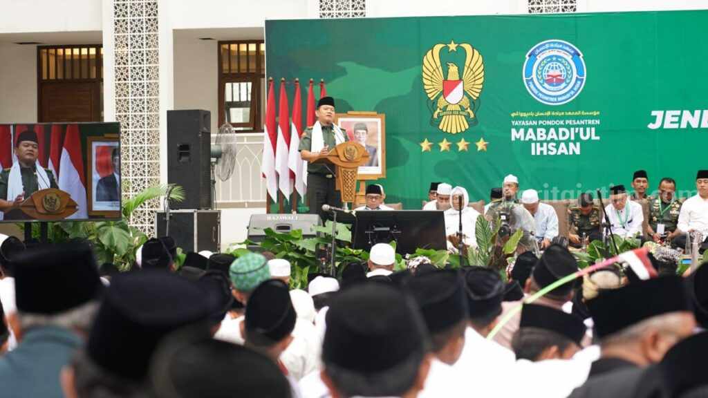Tiga Tips Meraih Sukses Ala KASAD Jenderal Dudung Abdurachman Momen Kepala Staf TNI Angkatan Darat (KASAD) Jenderal Dudung Abdurachman saat berada di Ponpes Mabadiul Ihsan, Desa Karangdoro, Kecamatan Tegalsari.