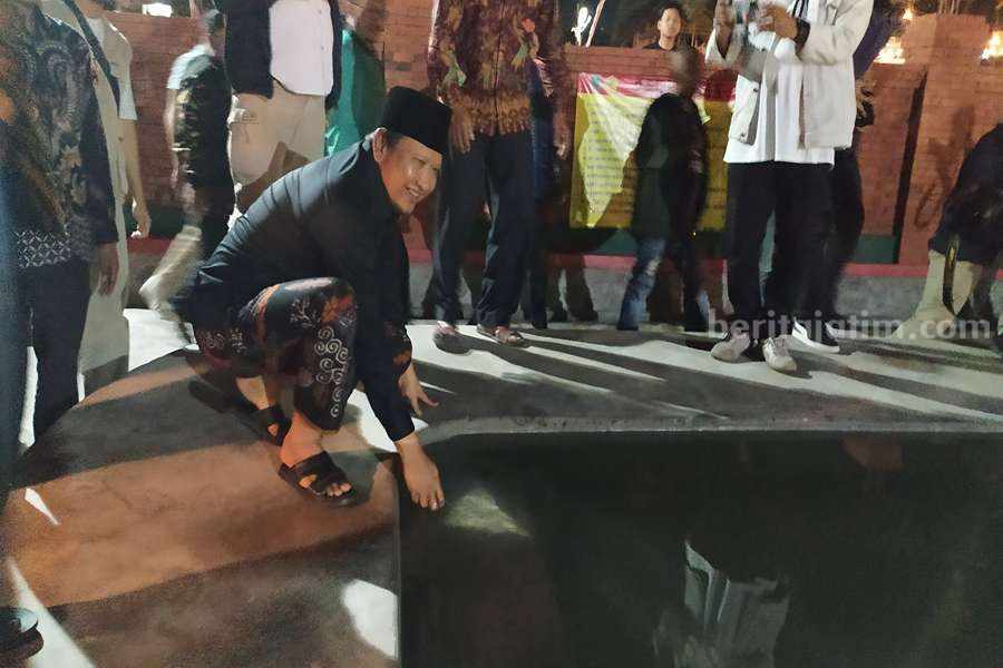 Bupati Pasurian saat menjajal air panas di kolam baru wisata transit pemandian air panas wong kepulungan.