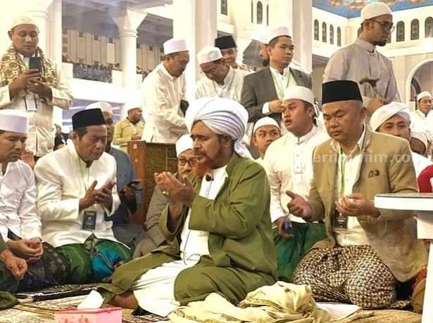 Potret Habib Umar dalam acara Ngaji Subuh, di Masjid Al Akbar Surabaya, Rabu (23/8/2023). (Sumber foto: Instagram @masjidalakbarsurabaya)