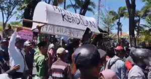 Tolak Relokasi, Pedagang Pasar Srimangunan Bawa Keranda Mayat ke Kantor Pemkab Sampang Demo pedagang pasar Srimangunan di kantor Pemkab Sampang (Foto: Zamachsari/beritajatim)