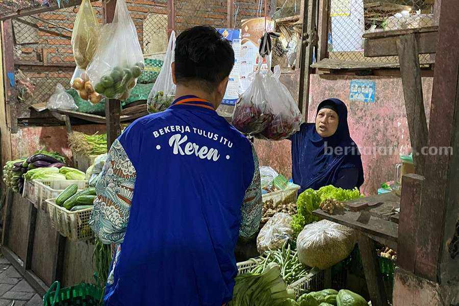 Sejumlah karyawan BRI saat lakukan grebek pasar di Pasuruan.