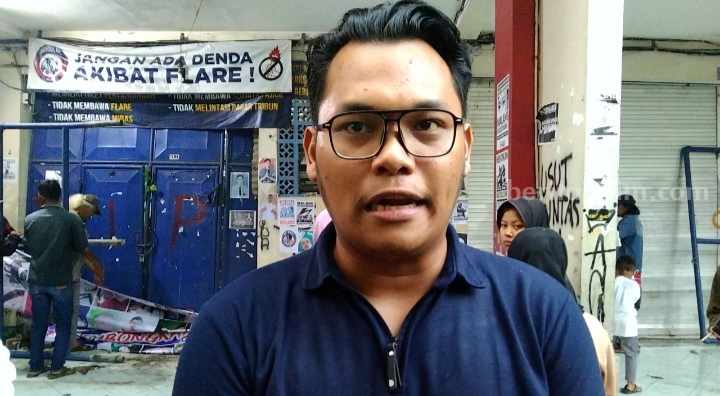 LBH Pos Malang Anggap Vonis MA Soal Tragedi Kanjuruhan Gagal Mengungkap Kebenaran Koordinator LBH Pos Malang, Daniel Alexander Siagian, usai doa bersama di Pintu 13 Stadion Kanjuruhan bersama keluarga korban tragedi Kanjuruhan, beberapa waktu lalu.