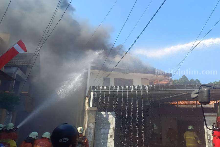 Petugas memadamkan api di toko perlengkapan bayi di Jemursari, Kota Surabaya, Kamis (24/08/2023).