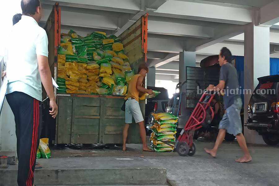 Penyaluran beras SPHP di Pasar Legi Ponorogo beberapa hari lalu. (Foto/Endra Dwiono)