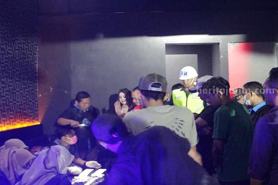 Pengunjung dari salah satu diskotik di Kenjeran saat tes urine, Minggu (27/08/2023). (Foto/ist).