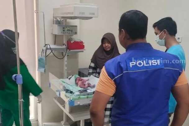 Buang Bayi di Ponpes Al Hikmah Gresik, Orang Tua Ternyata Belum Nikah Petugas kepolisian saat mengantar yang dibuang ke rumah sakit guna mendapatkan perawatan medis
