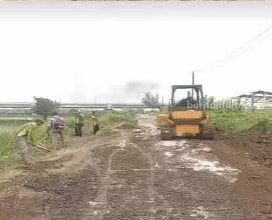 Alat berat sedang meratakan tanah sebelum perbaikan Jalan Prambangan-Banjarsari yang mengalami kerusakan parah