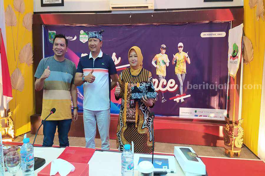 Bupati Pasuruan, Irsyad Yusuf dan Dedi Kurniawan pendiri Bromo Marathon