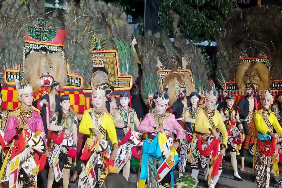 Bupati Sugiri Jelaskan Pembuatan Reog Ponorogo, Bukan dari Kulit Harimau Seni Reog Ponorogo diusulkan lagi menjadi Warisan Budaya Tak benda UNESCO. (Foto/Endra Dwiono/Beritajatim.com)