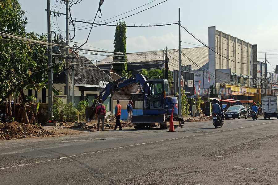 Proses pengerjaan faceoff pedestrian Jalan Gajahmada Ponorogo sudah dimulai sejak tanggal 8 Agustus 2023 lalu. (Foto/Endra Dwiono/Beritajatim.com)