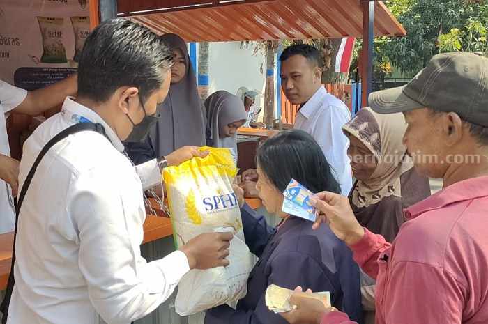 Lansia dan Emak-emak Gendong Bayi di Kediri Antre Sembako Murah