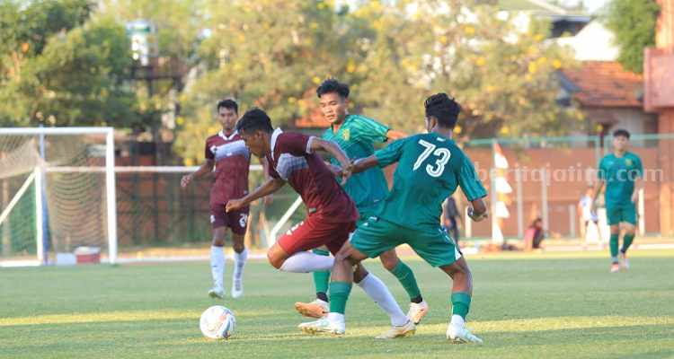 Deltras FC Sidoarjo Siap Tantang Persela Lamongan, Gresik United, dan Tim Lain Grup 3 Deltras FC saat melakukan ujicoba melawan Persebaya Surabaya di Lapangan Thor, Surabaya. (Way)