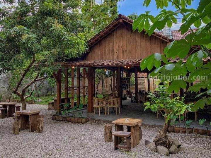 Omah Rakjat, tempat nongkrong tersembunyi di Ketintang, Surabaya. (Sumber foto: Instagram @rumahrakjat.id)