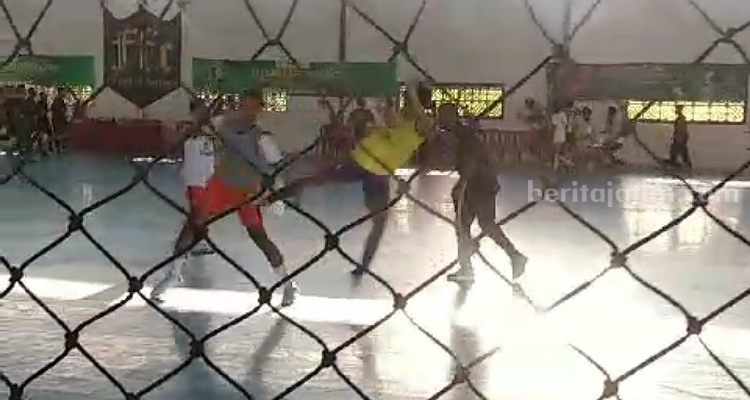 Kericuhan yang terjadi di pertandingan porprov futsal kota Malang dan Kabupaten Pasuruan. (Way)