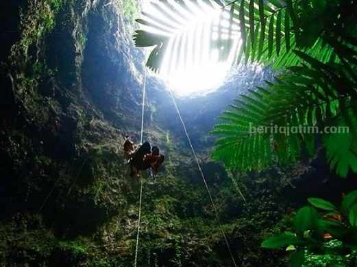 Gua Luweng Ombo Pacitan, gua vertikal terdalam di pulau Jawa. (Sumber foto: Instagram @frendi_setiawan_pradikdo)
