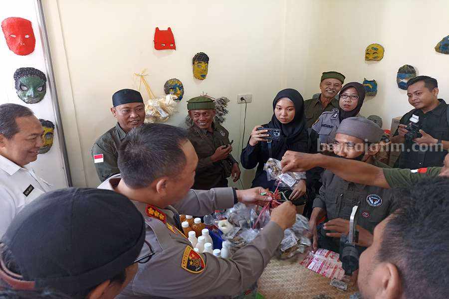 Kapolrestabes Surabaya, Kombes Pol Pasma Royce saat memborong hasil UMKM dari salah satu tenan kampung tangguh, Rabu (30/08/2023). (Foto/anggadia).