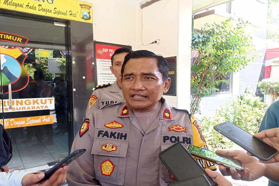 Kronologi Istri Bacok Suami di Rungkut Surabaya Kapolsek Rungkut, Kompol M Fakih saat diwawancarai awak media di Polsek Rungkurt, Rabu (30/08/2023). (Foto/Anggadia).
