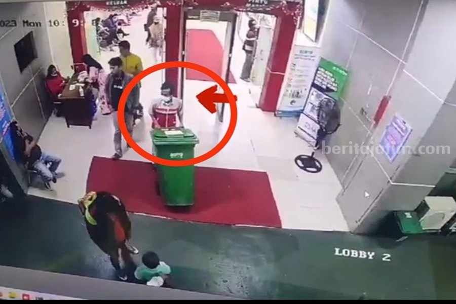 Polsek Simokerto Tangkap OB RS Soewandi Curi Limbah Medis Aksi Zainal saat membawa limbah suntikan bekas keluar rumah sakit. (Foto/tangkapan CCTV RS Soewandi)