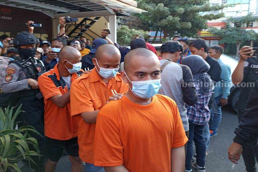 3 Hacker Palembang Telah Beraksi selama 5 Tahun, Raup Keuntungan hingga Miliaran Tiga hacker Palembang yang membobol 11 rekening Puskesmas di seluruh Indonesia saat dikeler di Polres Pelabuhan Tanjung Perak, Rabu (30/08/2023). (Foto/Anggadia).