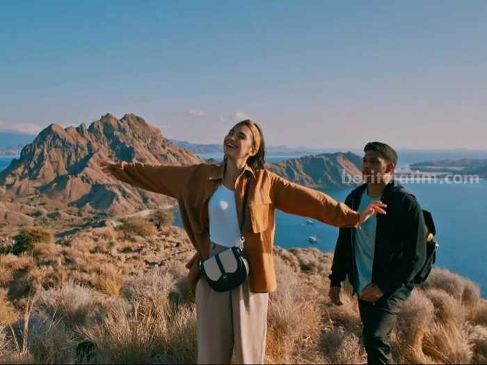 Segera Tayang! Ini Sinopsis Film “Nona Manis Sayange” yang Angkat Budaya di Labuan Bajo Tangkapan layar official teaser film "Nona Manis Sayange." (Sumber foto: YouTube @Cinepolis Indonesia)