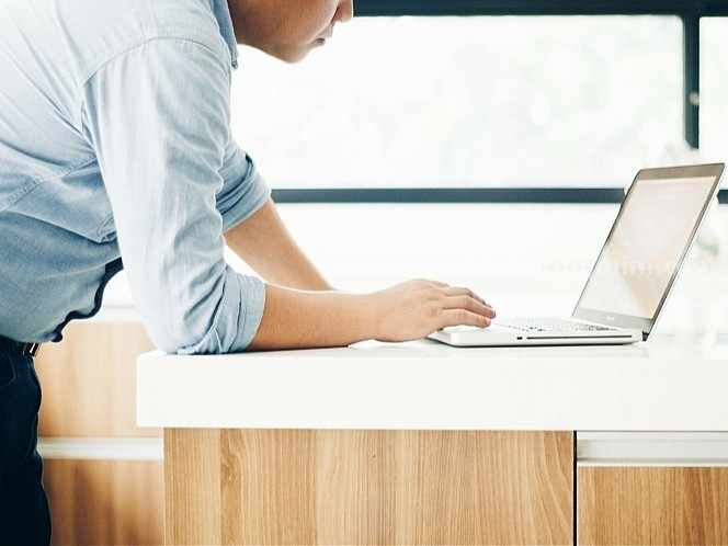9 Cara Atasi Laptop Freeze atau Hang yang Bisa Dilakukan Sendiri Ilustrasi mengatasi laptop nge-freeze atau hang. (Sumber foto: M&W Studios/Pexels)