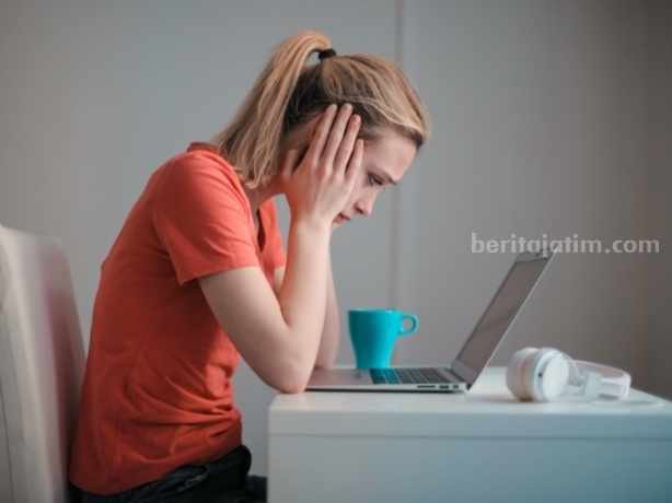 Ilustrasi seseorang yang alami laptop freeze atau hang. (Sumber foto: Andrea Piacquadio/Pexels)