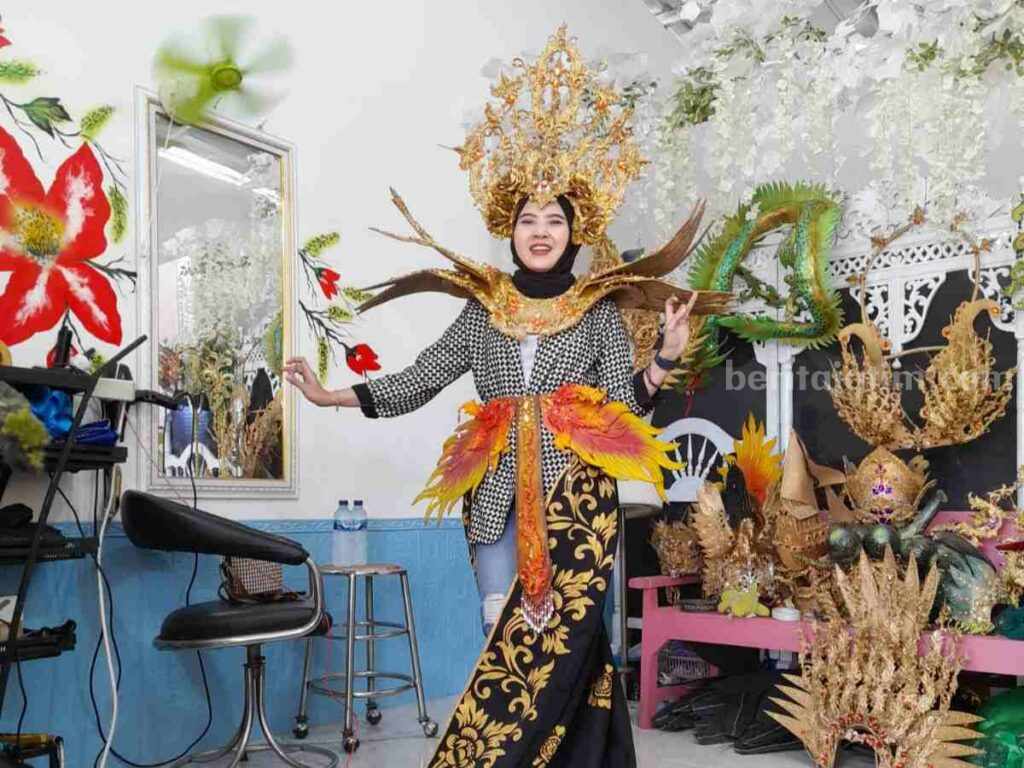 Salah satu model yang mencoba kostum karnival milik Eko Warni Susanto persewaan kostum karnival di Tuban. [Foto:Diah Ayu/beritajatim.com]