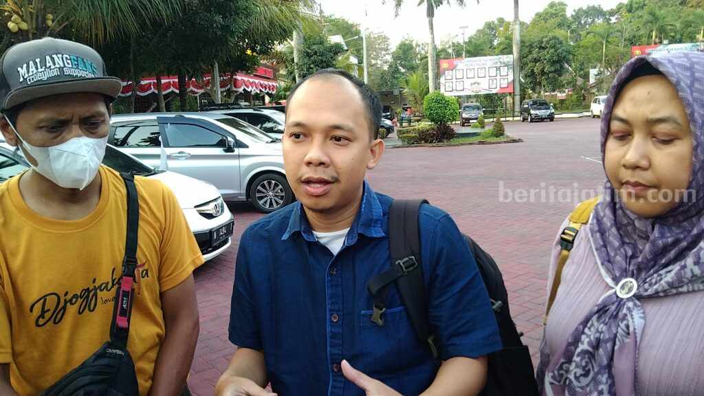 Devi Athok, pelapor model B dan Dermawan Tandeyang (Tengah-Red) dari LBH Pos Malang, Kamis (31/8/2023) di Mapolres Malan.