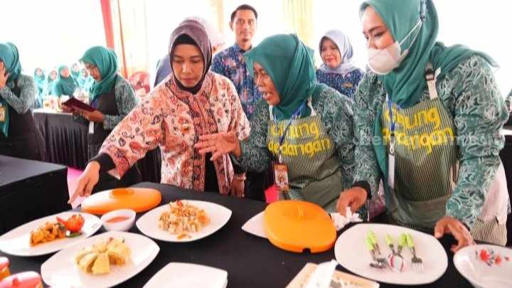Wali Kota Mojokerto, Ika Puspitasari saat Lomba Masak Ikan tingkat Kota Mojokerto 2023 di halaman Rumah Rakyat, Kota Mojokerto. [Foto : ist]