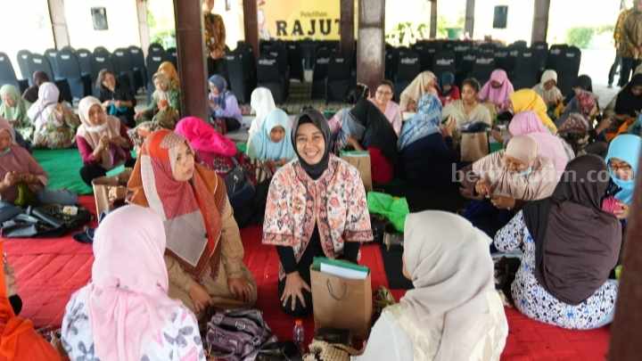 Wali Kota Mojokerto, Ita Puspitasari saat berdialog langsung dengan peserta pelatihan rajut di Rest Area Gunung Gedangan, Kecamatan Magersari, Kota Mojokerto. [Foto : ist]