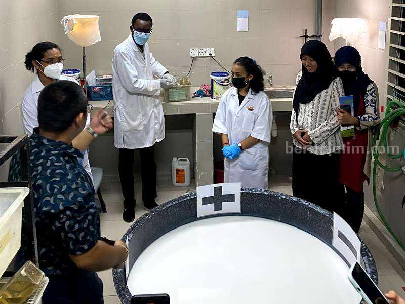Kunjungan mahasiswa D4 Analis Kesehatan Unusa ke laboratorium UPM