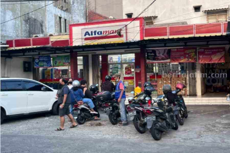 Jukir liar di Alfamart Gubeng Kertajaya.