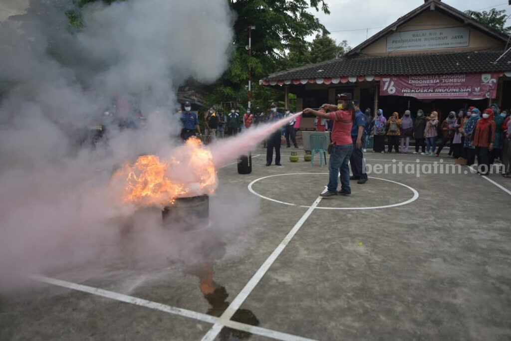 Simulasi pemadaman kebakaran.