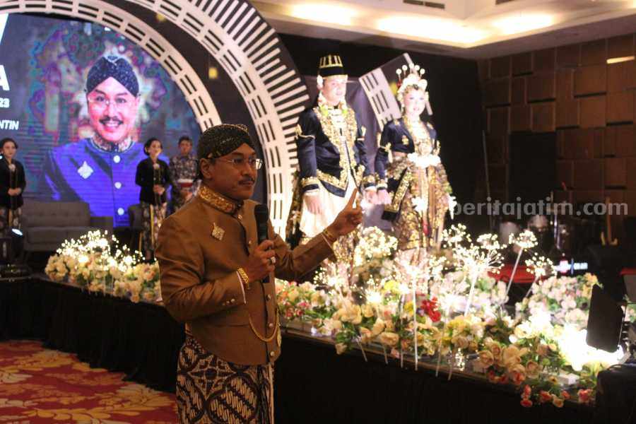 Sequoia Wedding Exhibition, Aston Madiun Gandeng 65 Vendor dr. Wigung Wratsangka saat melakukan simulasi tata cara upacara pernikahan Adat Jawa di Bima Grand Ballroom Aston Madiun Hotel & Conference Center, Jumat (18/8/2023)