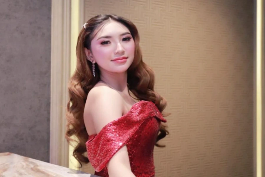 Icha Christy Membawakan Lagu Mandarin dengan Gemilang di Barcode Ultra Lounge Icha Christy