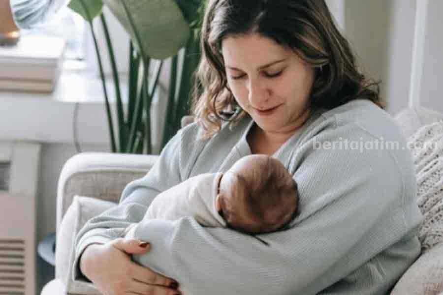 Ilustrasi membedong bayi yang dianggap dapat membuat kaki tumbuh lurus, tidak bengkok atau berbentuk leter o. (Sumber foto: Sarah Chai/Pexels)