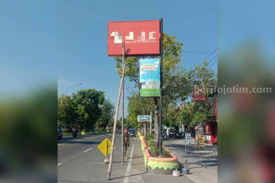 Reklame Gerai Es Krim di Ngawi Dianggap Rusak RTH dan Langgar Perda Reklame gerai es krim di Ngawj yang dianggap melanggar Perda karena dibangun permanen di bak bunga atau median jalan.