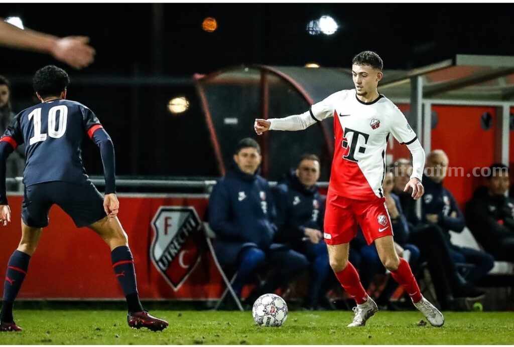 Aksi pemain Timnas Indonesia, Ivar Jenner di tengah lapangan saat memperkuat tim muda FC Utrecht di Liga Belanda. (Foto : instagram/@ivarjnr)