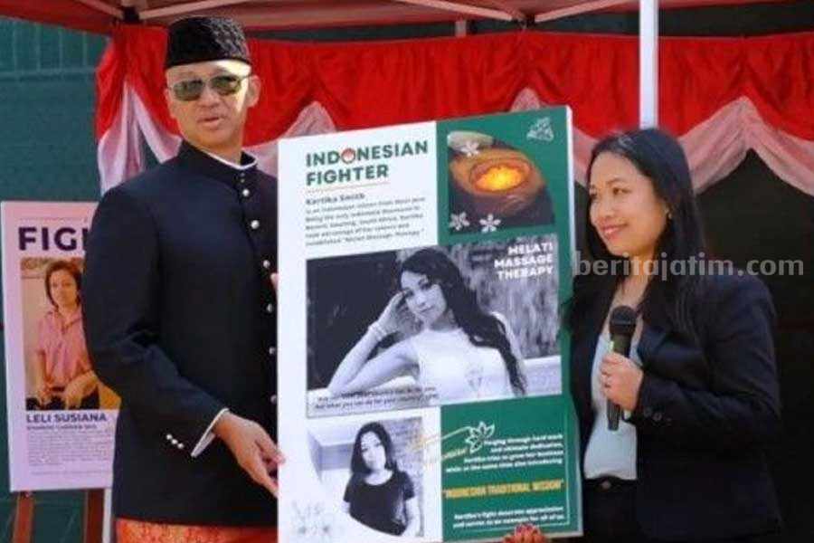 Penyerahan penghargaan kepada Kartika Smith dan Leli Susiana di Afrika Selatan.