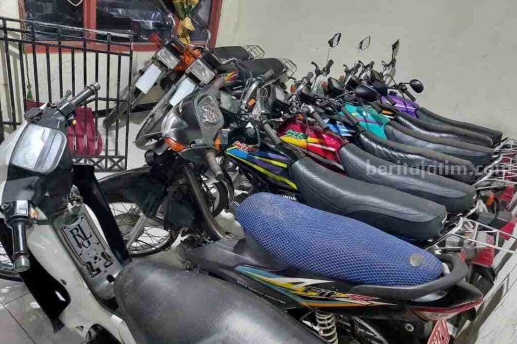 Kendaraan dinas Pemkab Bangkalan yang akan dilelang tahun ini (Foto: Zamachsari/beritajatim.com)