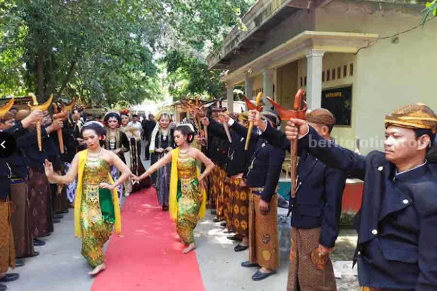 Kirab budaya dan Siratan Agung Lanjar Maibit di Desa Maibit, Kecamatan Rengel, Kabupaten Tuban. [Foto:Diah Ayu/beritajatim.com]