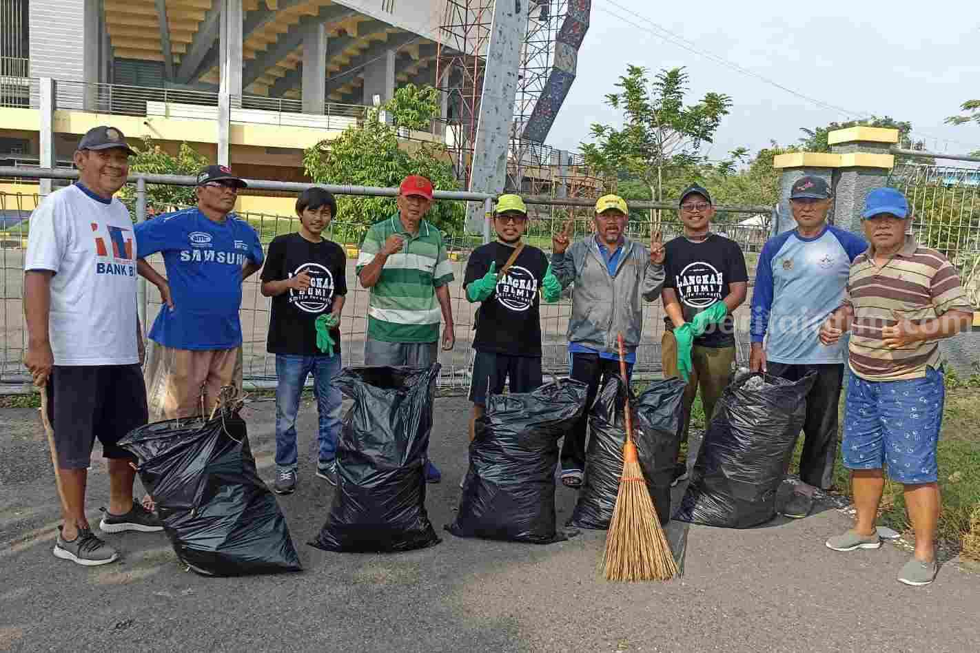 Komunitas Langkah Bumi bersama para relawan mengumpulkan sampah.