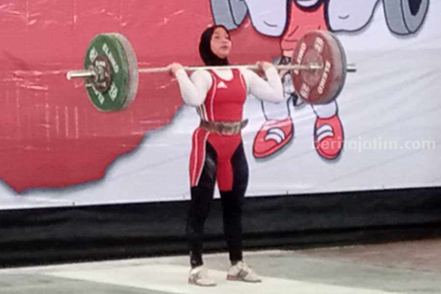 Lifter Kendal, Siti Nafisah Peraih Emas Gemilang di Porprov Jateng 2023 Tumbangkan Tuan Rumah Lifter Kendal, Siti Nafisah, peraih medali emas angkat besi Pekan Olahraga Provinsi (Porprov) Jawa Tengah 2023.