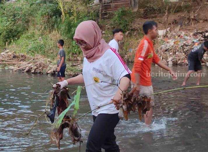Mahasiswa Universitas Jember Bersihkan Sungai Dinoyo