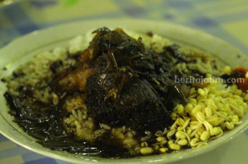 Ilustrasi rawon daging sapi khas Jawa Timur. (Foto: wikipedia)