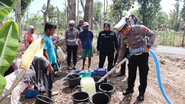Polres Sumenep dropping air bersih ke daerah kekeringan