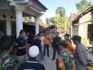 Fenomena Bunyi Ketukan dan Getaran : Situasi Dinilai Aman, Warga Moncek Tengah Kembali Beraktivitas tim ahli dari BMKG Pasuruan dan ITN Malang survei ke lokasi bunyi ketukan dalam tanah (foto : Temmy/ beritajatim.com)